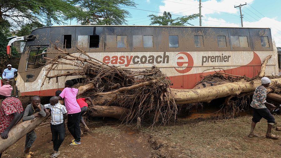 Los labores de rescate tras una rotura de una presa en Kenia