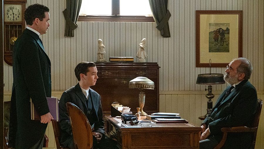 La Promesa: Santos, el nuevo lacayo, llega al palacio