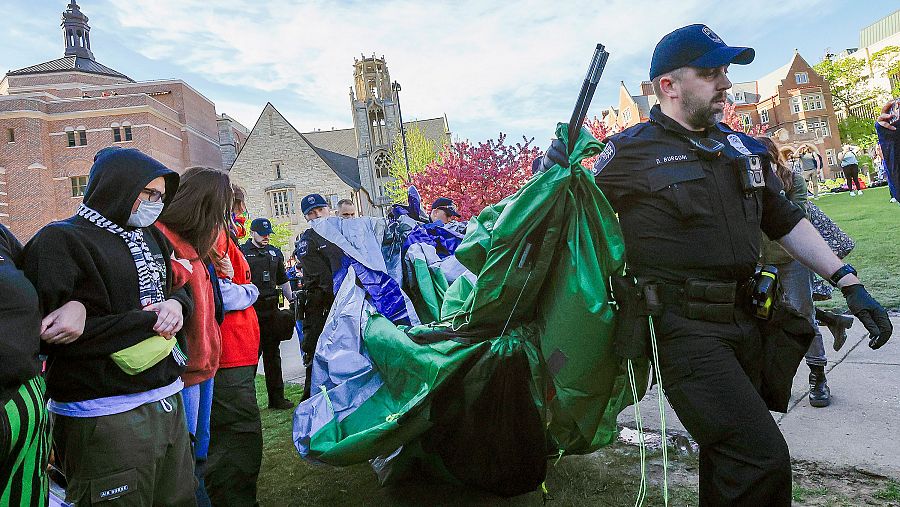 Cientos de policías entran la Universidad de California tras una jornada de enfrentamientos