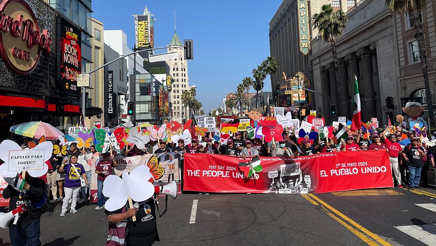 Cientos de policías entran la Universidad de California tras una jornada de enfrentamientos