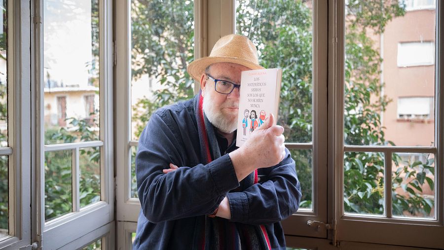 Claudi Alsina retratat amb el seu llibre: 'Los matemáticos serios son los que no se ríen nunca'