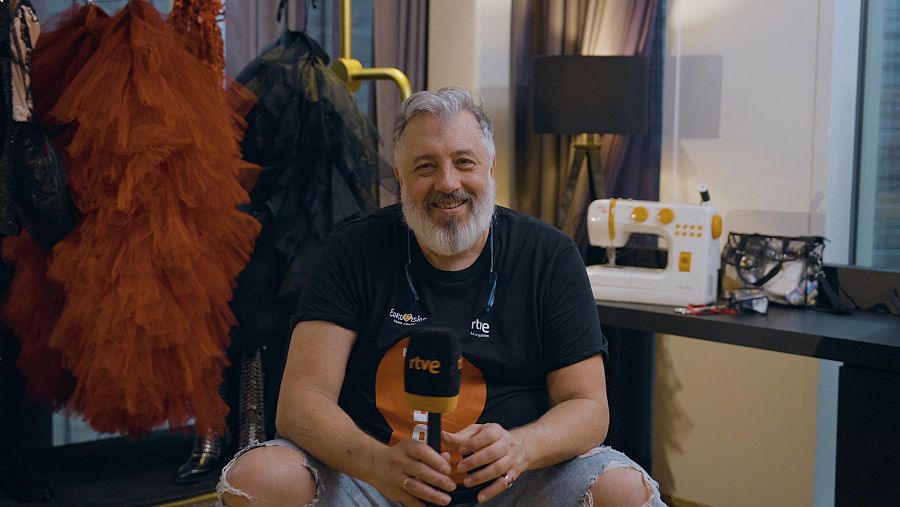 Raúl Amor, figurinista de RTVE y estilista de Nebulossa durante Eurovisión 2024
