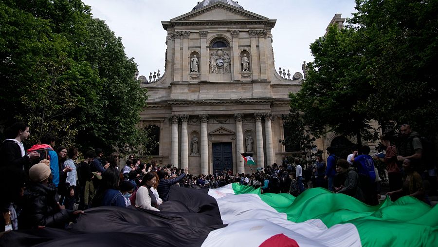Estudiantes se manifiestan frente a la Universidad de La Sorbona por Palestina, en París.