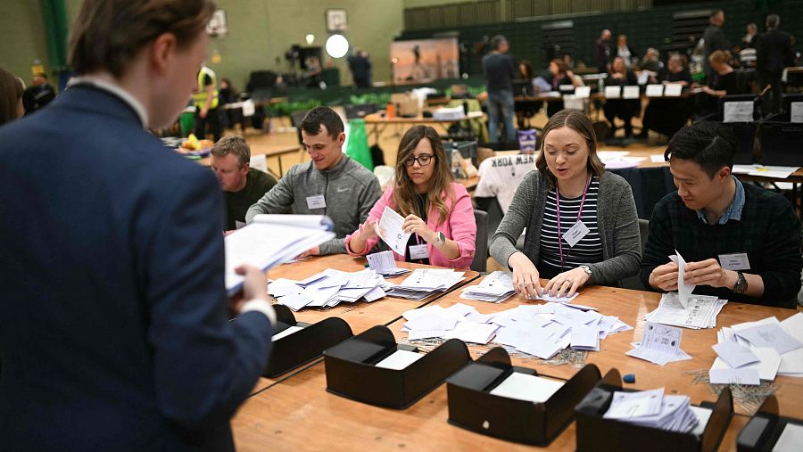Clasificación de papeletas en un centro de recuento de Blackpool durante las elecciones parciales en Inglaterra.