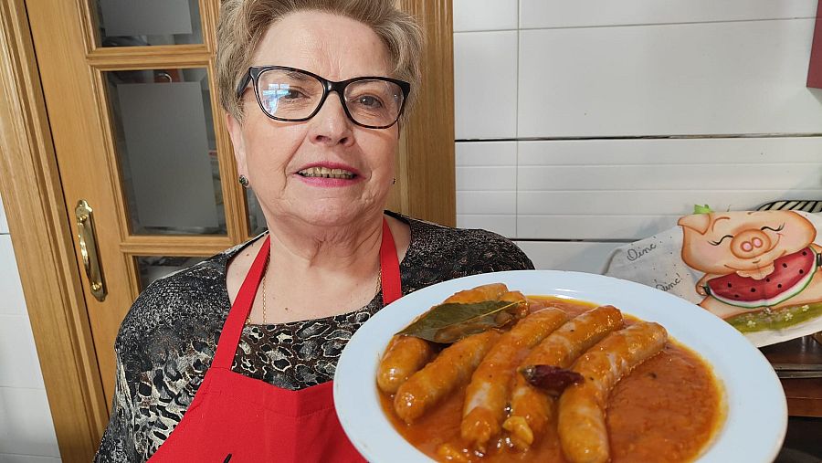 Adoració con el plato de salchicas al vino