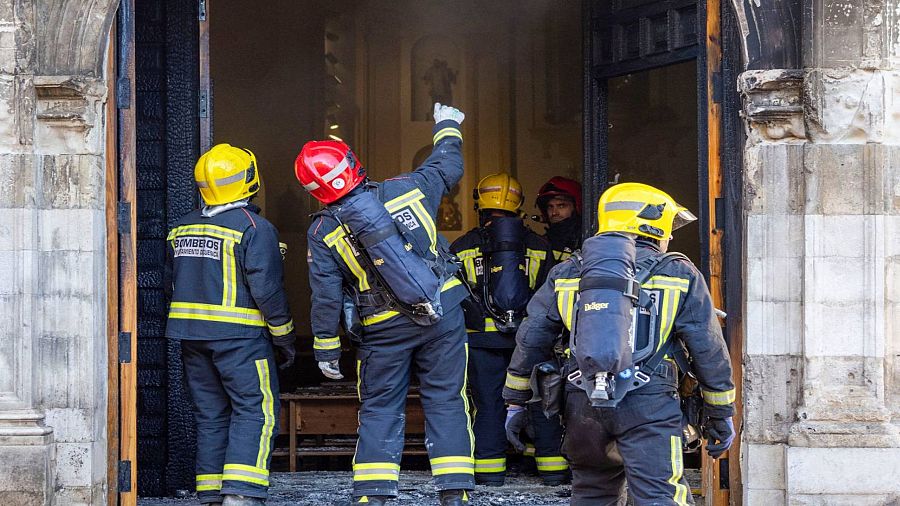 Los bomberos trabajando en el incendio