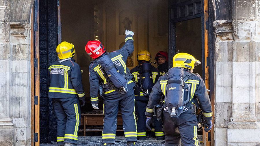 Los bomberos trabajando en el incendio