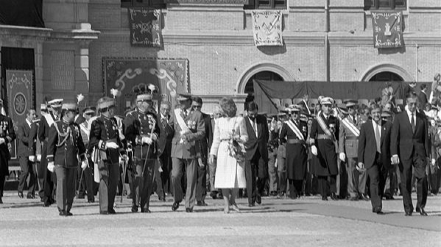 Familia real en la jura de bandera del cadete Borbón (11/10/85)