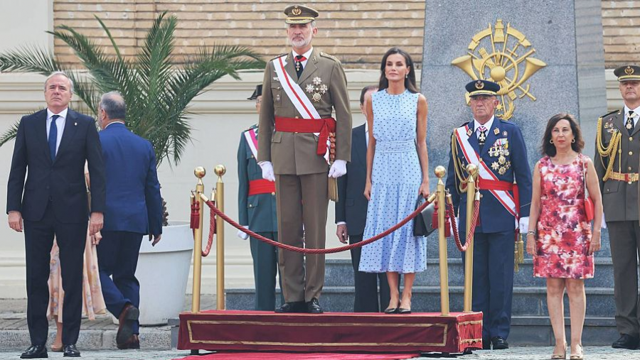 Familia real en la jura de bandera de la princesa Leonor en Zaragoza