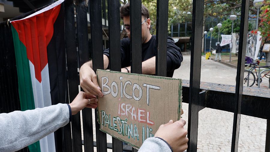 Medio centenar de personas secunda una acampada universitaria propalestina en Valencia