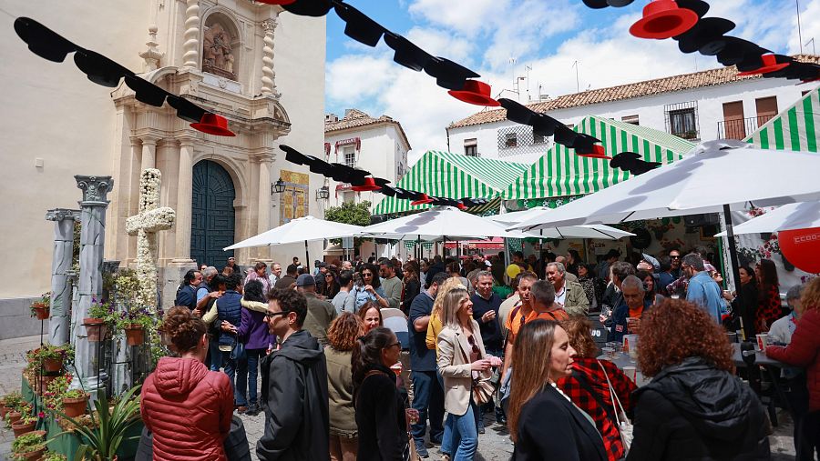 Personas festejando en Córdoba el día de las Cruces de Mayo