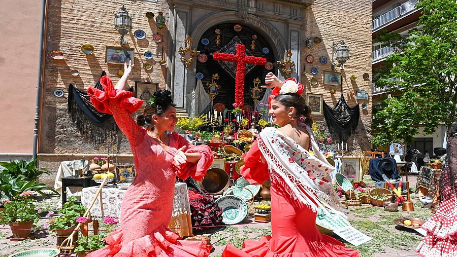 Día tradicional de la Cruz de Mayo en Granada: dos chicas bailando