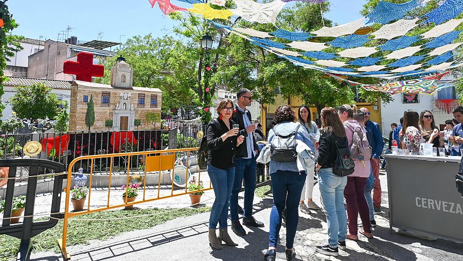 Barra en la calle junto a una de las cruces en Granada.