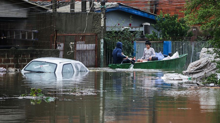 Habitantes de la región en una embarcación durante una inundación, en Porto Alegre (Brasil).