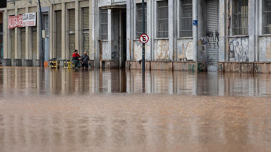 Una calle inundada debido a las fuertes lluvias en el centro de Porto Alegre (Brasil).