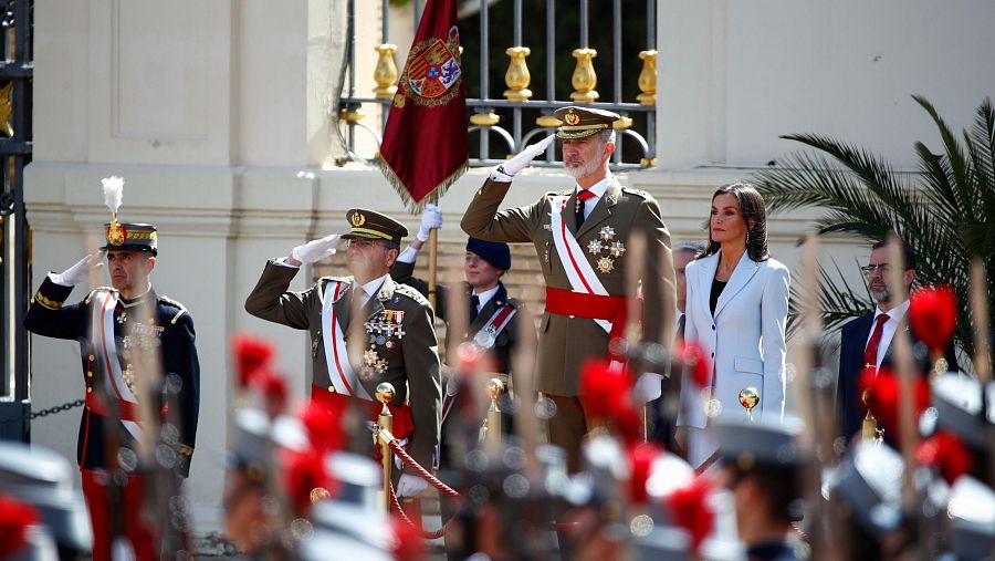 Felipe VI jura bandera junto a su promoción 40 años después