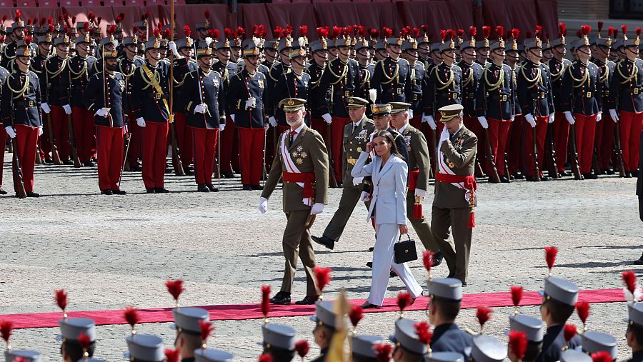 Los reyes llegan a la ceremonia de jura de bandera por el 40 aniversario