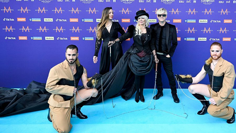 Los españoles Nebulossa en la alfombra turquesa de Eurovisión 2024