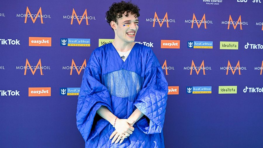 El suizo Nemo en la alfombra turquesa de Eurovisión 2024
