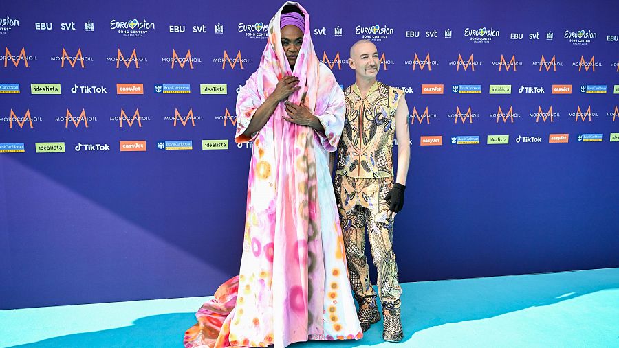 Michael Ross y Zaachariaha Fielding de Australia en la lafombra turquesa de Eurovisión 2024
