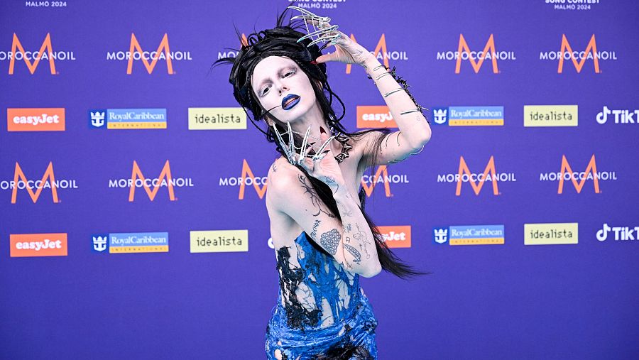 Bambie Thug de Irlanda en la alfombra turquesa de Eurovisión 2024