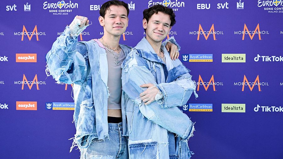 Marcus y Martinus en la alfombra turquesa de Eurovisión 2024