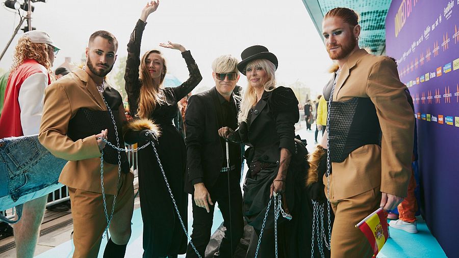Nebulossa y su equipo con el vestuario de presentación de candidatura en la Welcome Party de Eurovisión 2024