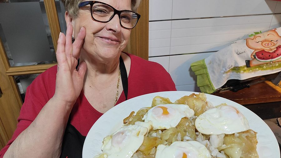 Adoración con el plato de huevos rotos con bacalao