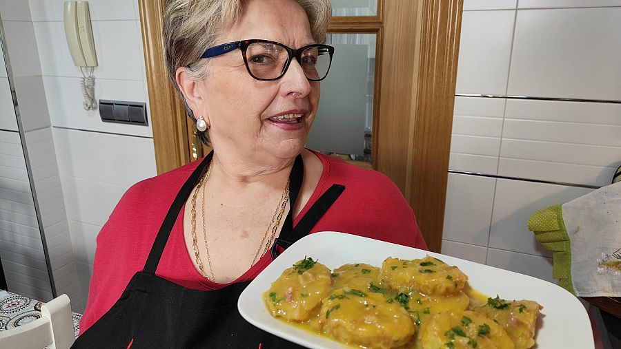 Adoración con el plato de patatas a la importancia