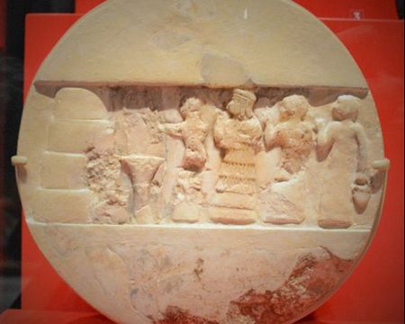 Un disco de alabastro datado entre los años 2.000 y 1.800 a.C. es la joya arqueológica más importante que se conserva de Enheduanna.