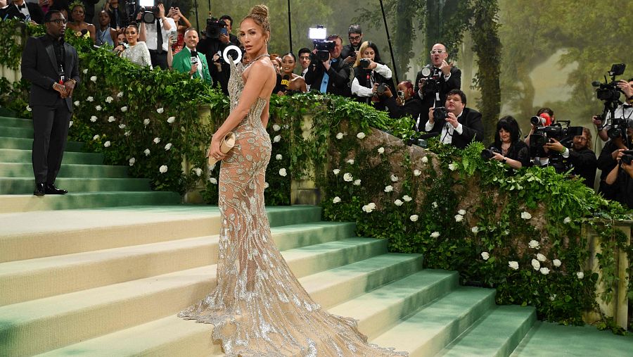 La cantante y actriz estadounidense Jennifer López a su llegada a la Met Gala 2024