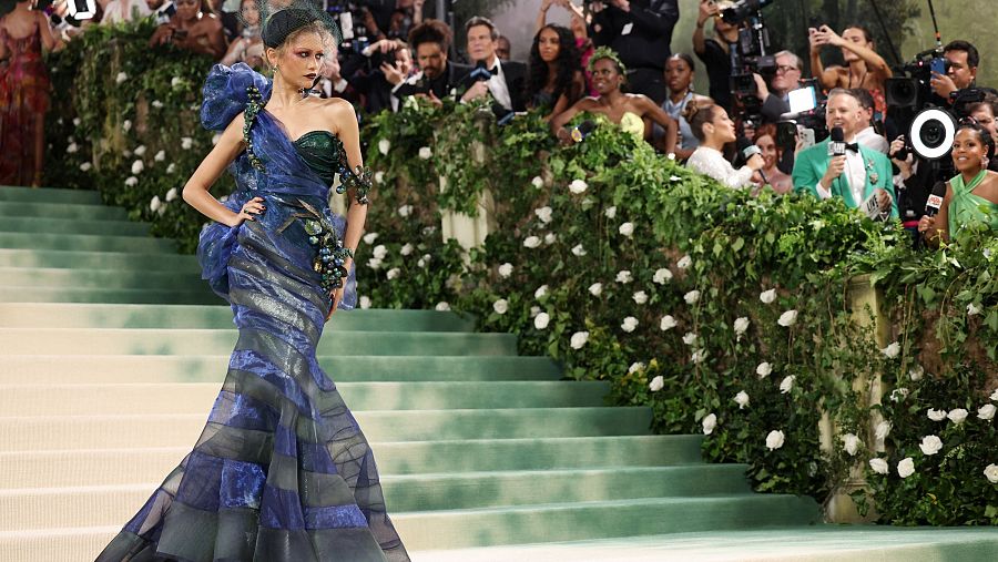 La actriz Zendaya posa en la Met Gala 2024