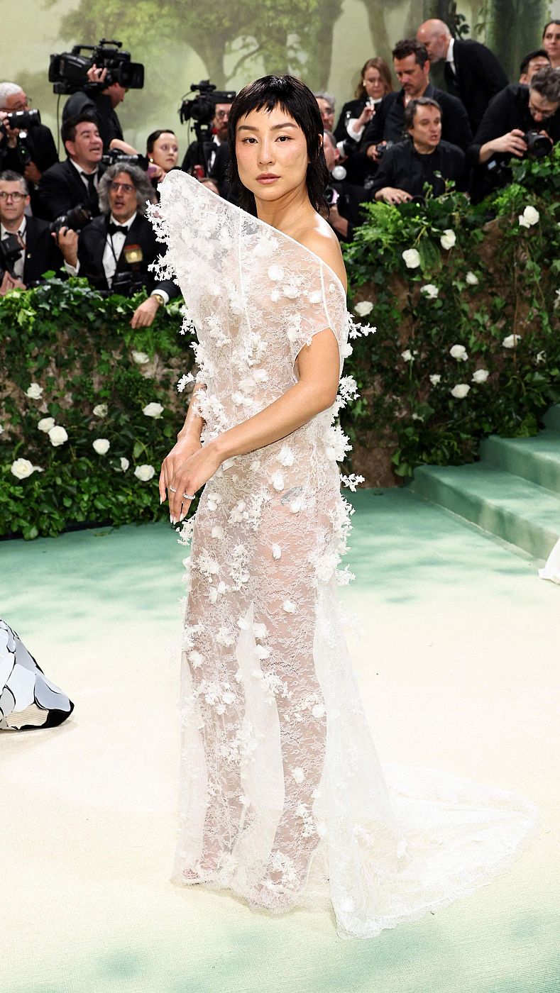 La actriz Greta Lee posa en la Met Gala 2024