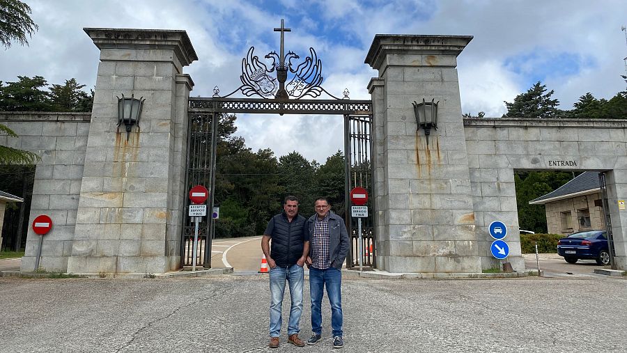 Jesús y Aitor frente a las puertas del Valle de Cuelgamuros minutos antes de la visita