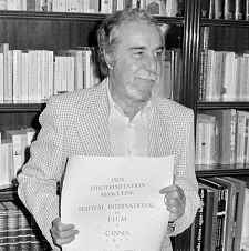 Fernando Rey muestra su diploma por mejor interpretación.