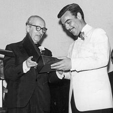 Carlos Fernández Cuenca entrega Premio San Sebastián a la Mejor Dirección a Mario Monicelli.