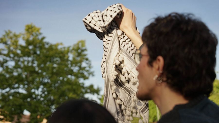 Estudiante alza un pañuelo palestino durante las protestas en Ciudad Universitaria