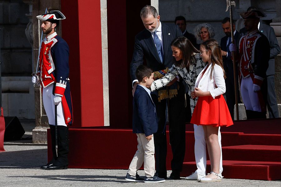 Los reyes Felipe y Letizia reciben de manos de los niños Daniela y Mauro la bandera de la Policía Nacional
