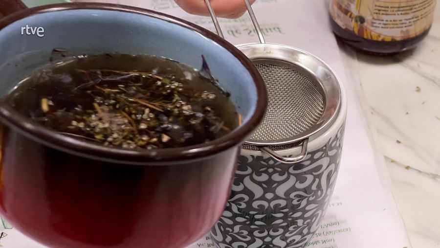 Colar la infusió a la tassa