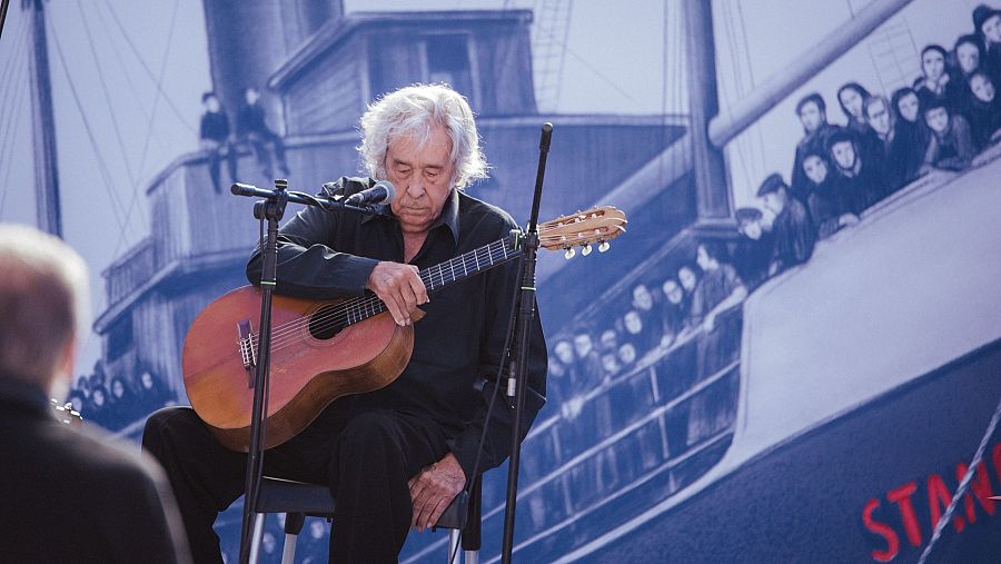 El cantante Paco Ibáñez actúa durante el acto institucional con motivo del Día de homenaje a las víctimas del exilio