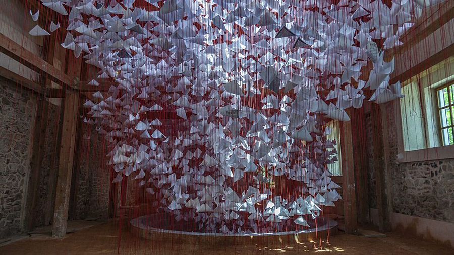 'Tell Me Your Story' (Chiharu Shiota, 2022, dentro de Manifesta 14 Prishtina)