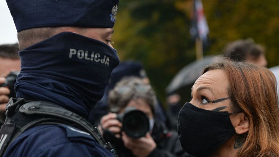 Una activista proabortista se enfrenta a un policía en Polonia