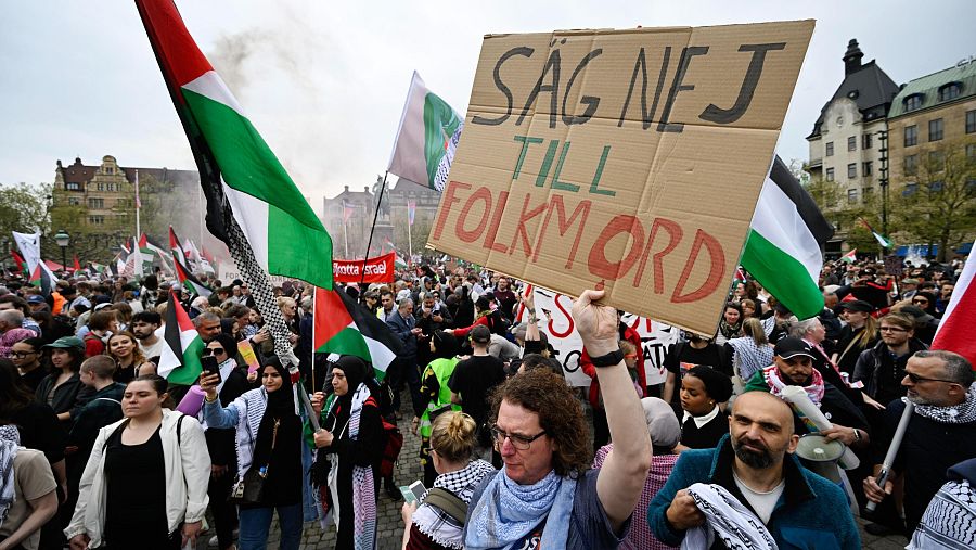 Eurovisión 2024: Un manifestante con un cartel que dice 