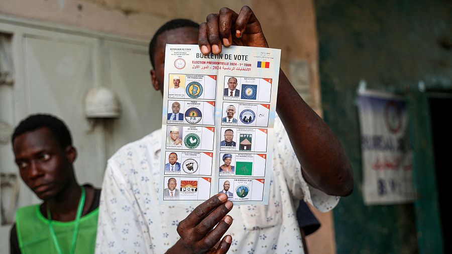 Un trabajador electoral con una papeleta en las elecciones presidenciales en Yamena, Chad.