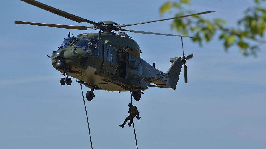Imagen de archivo de un soldado del ejército belga descendiendo a rápel desde un helicóptero NH90