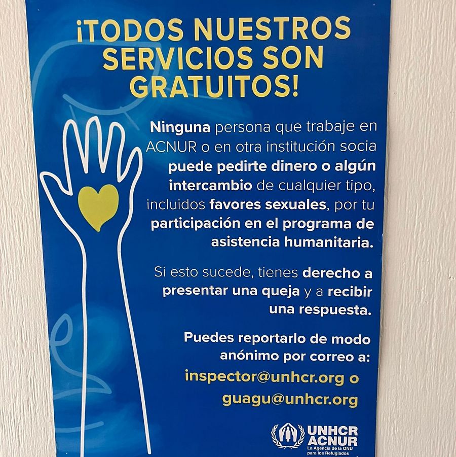 Cartel de ACNUR en la puerta del Centro Metropolitano de Acogida de Guatemala.