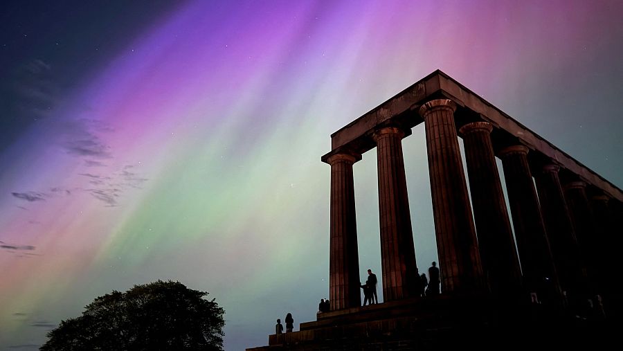 Una aurora boreal sobre el Monumento Nacional de Escocia, en Edimburgo.