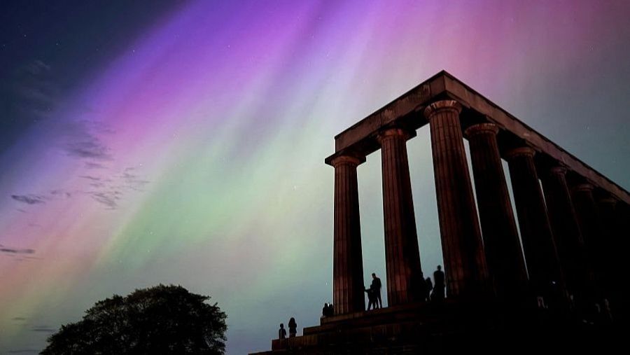 Aurora boreal sobre el Monument Nacional d'Escòcia, a Edimburg