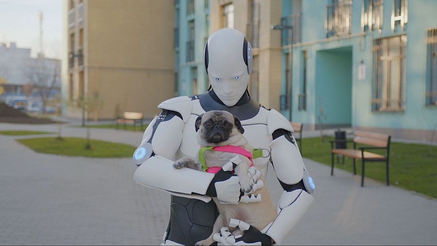 robot blanco que sostiene a un perrito en sus brazos