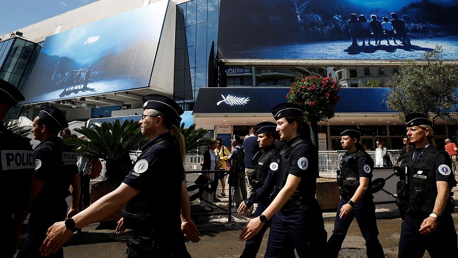 La policía ensaya la inauguración frente al Palacio de Festivales de Cannes